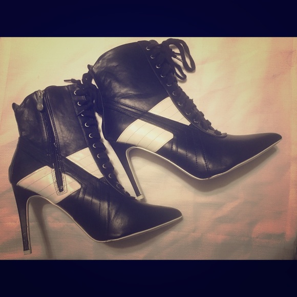 Cape Robbin Heels - Picture 1 of 1